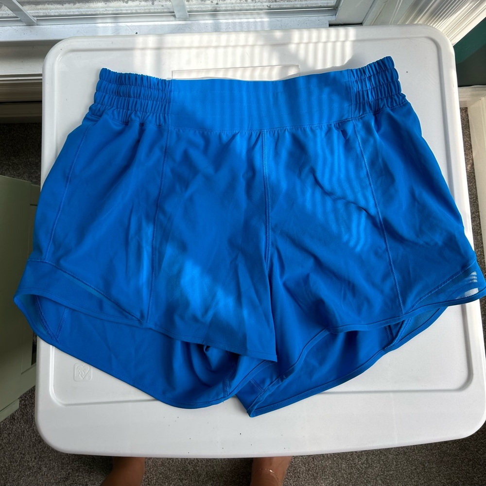 lululemon hotty hot 4” shorts in poolside